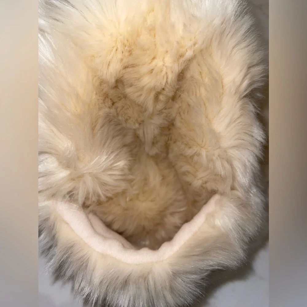 Gap‎ Kids Faux Fur Winter Aviator Cream Hat Size L- XL Ear Flaps Pom poms